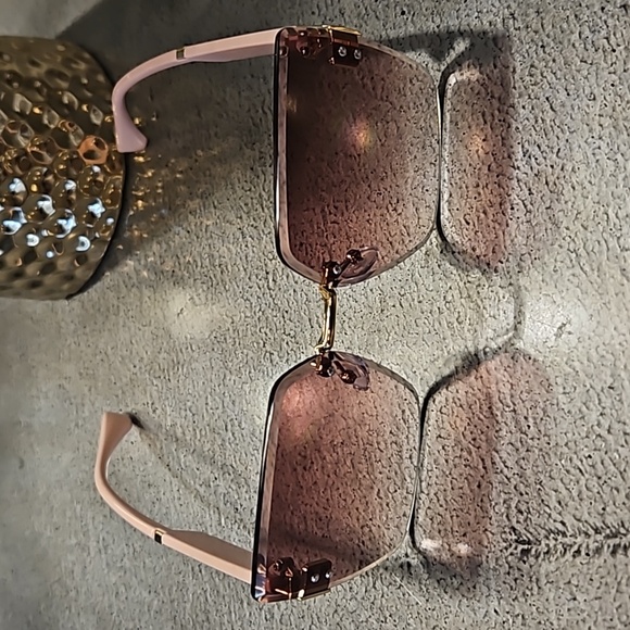 Sun glasses - Picture 3 of 4